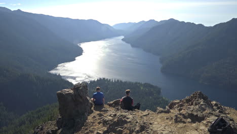 Dos-Amigos-Disfrutan-De-La-Vista-Del-Monte-Storm-King-Cerca-Del-Parque-Nacional-Olímpico