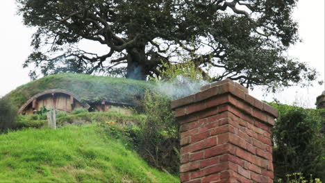 Nahaufnahme-Von-Rauch,-Der-Aus-Einem-Bezaubernden-Hobbit-Schornstein-Am-Hobbiton-Filmset-Aufsteigt