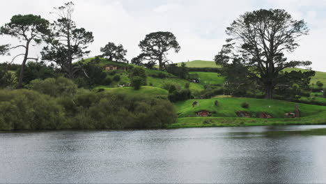 Szenische-Perspektive-Des-Hobbiton-Filmsets-Mit-Dem-See-Im-Vordergrund