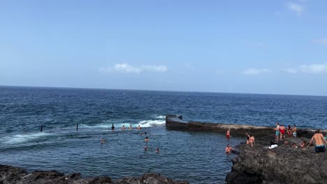 Piscina-Natural-De-Tenerife-En-La-Isla-Canaria-Durante-El-Día