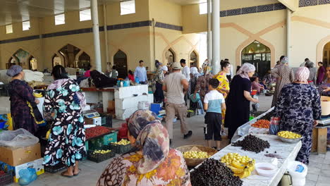 Gente-En-El-Bazar-Central-Tradicional-En-Bukhara,-Uzbekistán,-Vendiendo-Frutas,-Verduras-Y-Especias.