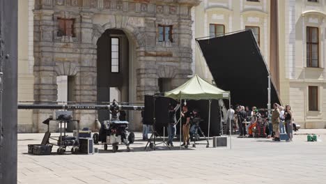 Plató-Organizado-En-El-Patio-Del-Castillo-De-Praga,-República-Checa