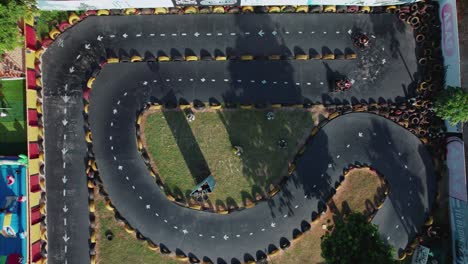 Carrera-De-Karts-En-Un-Camino-Asfaltado-En-Una-Ciudad-Costera-De-Tanzania