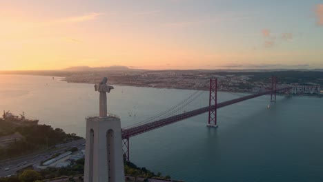 Estatua-Del-Cristo-De-Lisboa-Con-El-Puente-25-De-Mayo-En-La-Parte-Posterior