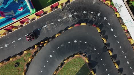 Carrera-De-Karts-En-Un-Camino-Asfaltado-En-Una-Ciudad-Costera-De-Tanzania