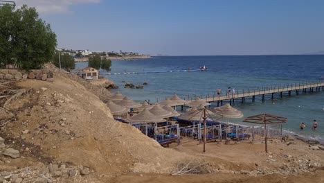 Schwenk-Eines-Schönen-Strandes-Am-Roten-Meer-In-Ägypten