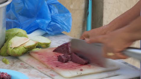 Abril,-22-De-2023,-Ciudad-De-Danao,-Cebú,-Filipinas---Mujer-Cortando-Hígado-De-Cerdo-En-Una-Tabla-De-Cocina-Preparando-Ingredientes-Para-Un-Plato-Tradicional-Filipino