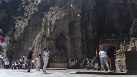 Lapso-De-Tiempo-En-Rápido-Movimiento-De-Personas-Dentro-De-Una-Cueva-En-Las-Montañas-De-Mármol-En-Da-Nang,-Vietnam