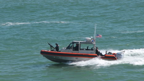 Experimente-El-Poder-De-La-Guardia-Costera-De-EE.-UU.-En-Acción-Mientras-Su-Barco-Avanza-A-Través-Del-Océano,-Con-Un-Soldado-Y-Una-Ametralladora-A-Cuestas.