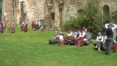 Treffen-Lettischer-Folkloreensembles-Mit-Tänzen