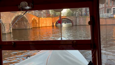 Private-Kanalrundfahrt-Mit-Dem-Boot-Der-Einheimischen-In-Amsterdam