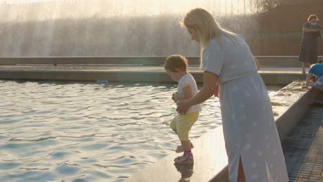 Glückliches-Kind-Neben-Springbrunnen-Im-Zentrum-Von-Taschkent-Auf-Dem-Unabhängigkeitsplatz