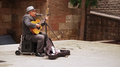 Street-Musician-Playing-Guitar-in-Gothic-Quarter-on-Streets-of-Barcelona,-Spain