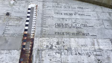 Water-level-old-measuring-meter-under-the-Wilson-bridge-in-Tours-France,-with-beautiful-arch-and-promenade