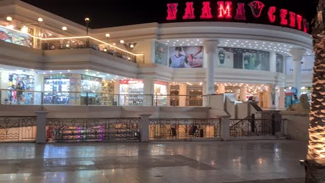 Toma-Panorámica-De-La-Bahía-Peatonal-De-Neama-En-Sharm-El-Sheikh-Durante-La-Noche-De-Temporada-Baja.