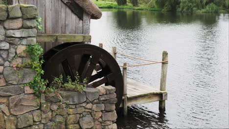 Encantadora-Rueda-De-Molino-De-Agua-Girando-En-El-Set-De-Filmación-De-Hobbiton