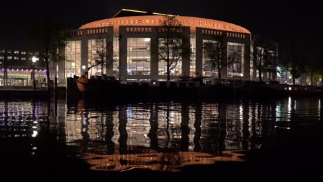 Nächtliche-Szene-Der-Nationaloper-Und-Des-Balletts-In-Amsterdam