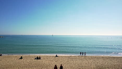 Aufschlussreiche-Aufnahme-über-Dem-Geländer,-Die-Den-Strand-Von-Barceloneta-In-Barcelona,-Spanien,-Zeigt