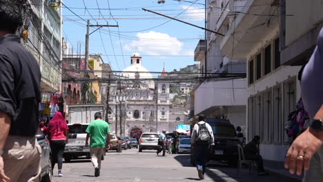 Ciudad-Latinoamericana-Común-En-Un-Día-Soleado