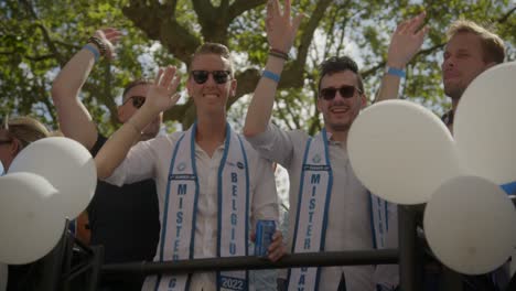 Camión-De-Mister-Gay-Bélgica-Durante-El-Desfile-Del-Orgullo-Gay-De-Amberes-2023-En-Bélgica-Con-Globos-Azules-Y-Blancos