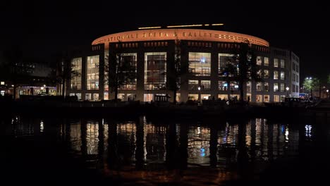 Nächtliche-Szene-Der-Nationaloper-Und-Des-Balletts-In-Amsterdam