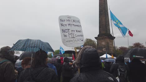 Un-Cartel-Antimonárquico-En-Un-Mitin-Por-La-Independencia-De-Escocia