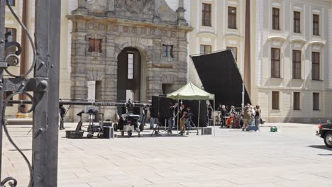 Ein-Filmset-Im-Innenhof-Der-Prager-Burg,-Tschechische-Republik