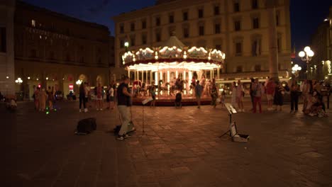 Tiovivo-Carrusel-Y-Artista-Callejero-En-Florencia,-Italia,-Centro-De-Piazza-Della-Repubblica-Activo-Con-Gente