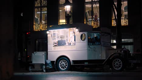 Camión-De-Comida-Vintage-Estacionado-Y-Listo-Para-Atender-A-Los-Clientes,-Durante-La-Noche