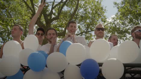 Camión-De-Mister-Gay-Bélgica-Durante-El-Desfile-Del-Orgullo-Gay-De-Amberes-2023-En-Bélgica-Con-Globos-Azules-Y-Blancos