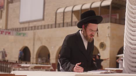 Primer-Plano-De-Un-Hombre,-Orando-Cerca-Del-Muro-De-Las-Lamentaciones,-Jerusalén,-Israel