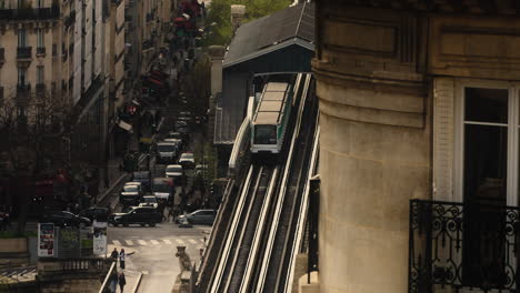 Tren-En-París,-Sobre-El-Suelo,-Toma-De-Establecimiento-De-Gran-Angular,-Cámara-Lenta