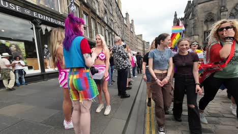 Experimente-Una-Vibrante-Toma-En-Primera-Persona-Mientras-Camina-Hacia-La-Marcha-Del-Orgullo-Gay-En-La-Royal-Mile-De-Edimburgo,-Rodeado-Por-Una-Multitud-Diversa-Y-Colorida-Que-Expresa-Su-Apoyo-A-La-Comunidad-Lgbtq.