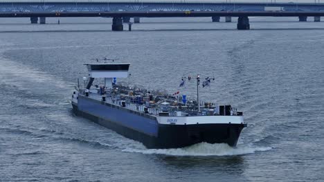 River-Dordtsche-Kil-and-Union-XIV-tanker-sails-onto-next-destination