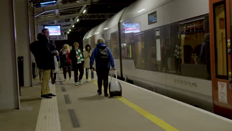 Toma-En-Cámara-Lenta-De-Personas-Esperando-La-Llegada-Del-Tren-Al-Aeropuerto-De-Gdansk-En-Polonia