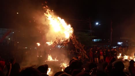 5-De-Junio-De-2023:-Guerra-De-Antorchas,-Uno-De-Los-Patrimonios-Culturales-Celebrados-Después-Del-Mes-De-Ramadán-En-Jepara,-Java-Central,-Indonesia