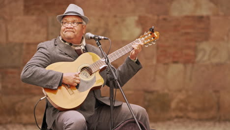 Músico-Callejero-Tocando-La-Guitarra-En-El-Barrio-Gótico-De-Barcelona,-España