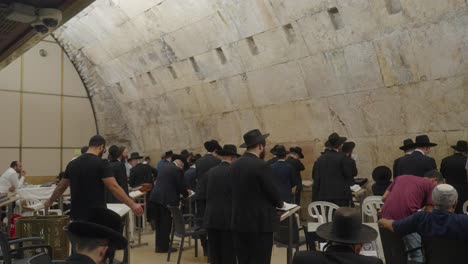 Hombres-Leyendo-La-Torá-Y-Orando-En-El-Muro-De-Las-Lamentaciones,-Jerusalén,-Israel