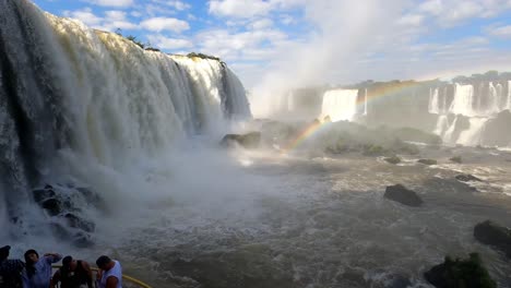 Wasserfall-Auf-Der-Brasilianischen-Seite-Von-Iguazu-Mit-Regenbogen-Und-Wanderweg