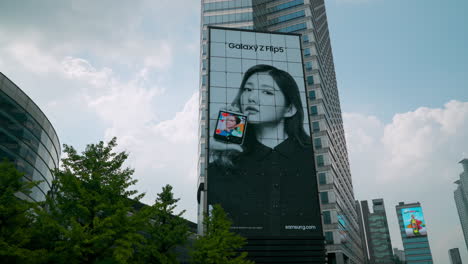 Gran-Valla-Publicitaria-LED-Fuera-De-La-Torre-Coex-En-El-Distrito-De-Gangnam,-Seúl,-Corea-Del-Sur