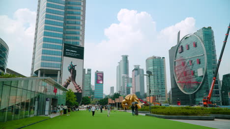 Touristen,-Die-Zu-Den-Wahrzeichen-Der-Stadt-In-Der-Nähe-Des-Coex-Einkaufszentrums-Mit-Einer-Statue-Im-Gangnam-Stil-In-Der-Ferne-In-Seoul,-Südkorea,-Reisen