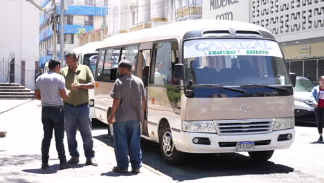 Latinoamericanos-Contando-Dinero-En-Honduras-Mientras-Una-Camioneta-Está-Estacionada-A-Un-Lado-De-Ellos