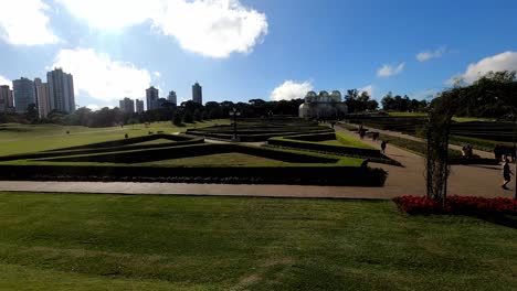 Turista-Visitando-Vista-Panorámica-Del-Jardín-Botánico