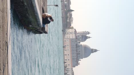 Venecia,-Italia,-13-De-Febrero-De-2023.-Una-Pareja-Se-Sienta-Junta-En-El-Gran-Canal-Disfrutando-De-Los-Paisajes-De-Venecia.