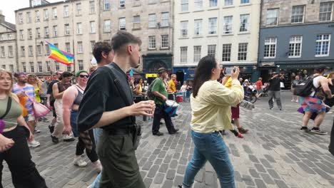 POV-Aufnahme,-Wie-Man-In-Einen-Pride-Marsch-Entlang-Der-Edinburgh-Royal-Mile-Geht