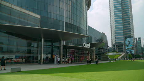 Gente-Paseando-Por-El-Centro-Comercial-Coex-En-Un-Día-Soleado-En-Seúl,-Corea-Del-Sur