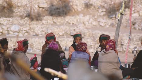 Pueblo-Tibetano-O-Budista-Haciendo-Oración-En-El-Valle-De-Spiti-En-Himachal-Pradesh,-India