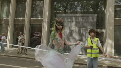 Dragqueen-Tanzen-Während-Der-Antwerpener-Pride-Parade-2023