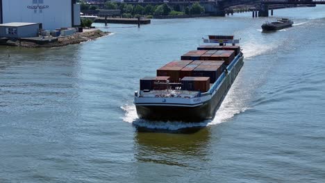 Frachtschiff,-Die-Marea-In-Alblasserdam,-Westniederlande