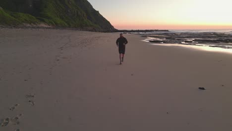 Mann-Läuft-Training-Am-Strand-Bei-Sonnenaufgang